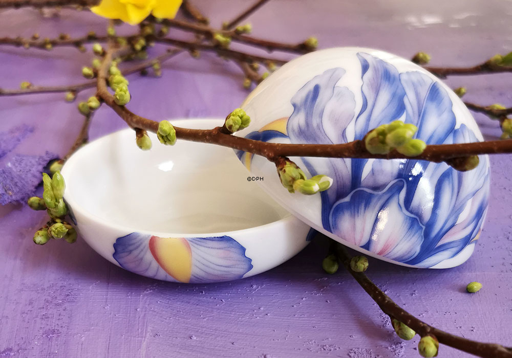 Bonbonniere mit blau Iris, Royal Copenhagen Oster 2024