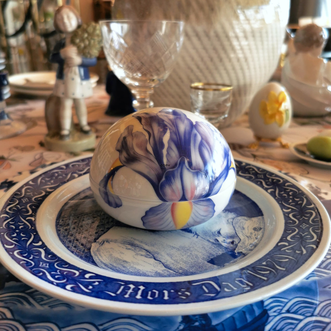 Bonbonniere mit blau Iris, Royal Copenhagen Oster 2024