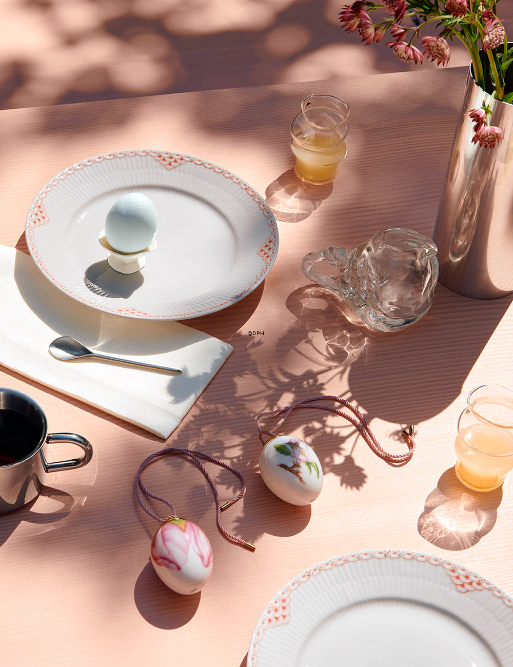 Osterei mit Apfelblüte und Apfelblüte Blätter, 2 Stück, Royal Copenhagen Oster 2024