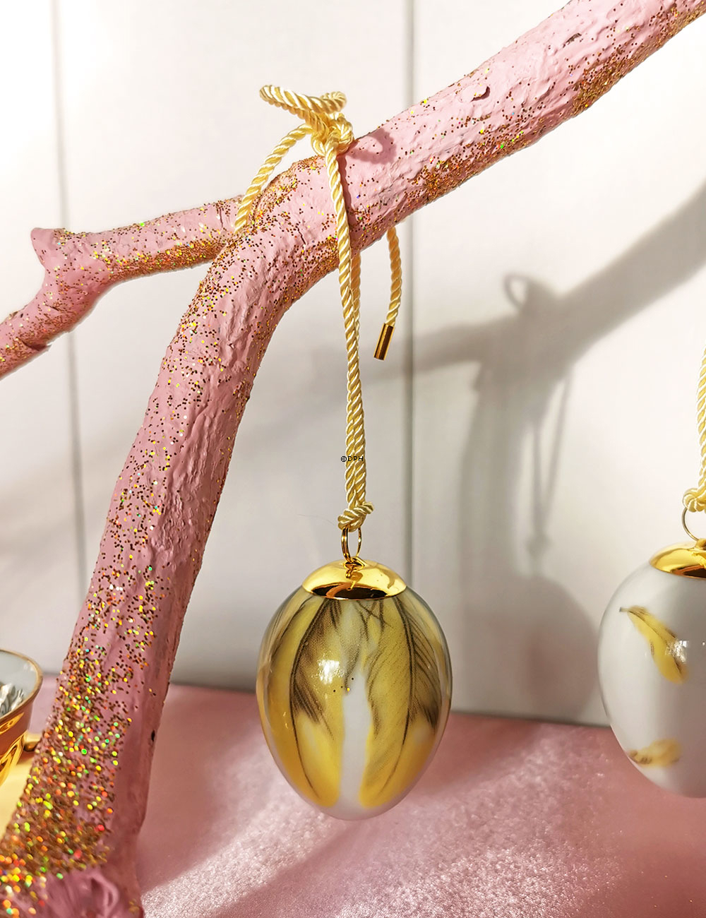 Osterei mit Große Pirolfedern, Royal Copenhagen Oster 2025