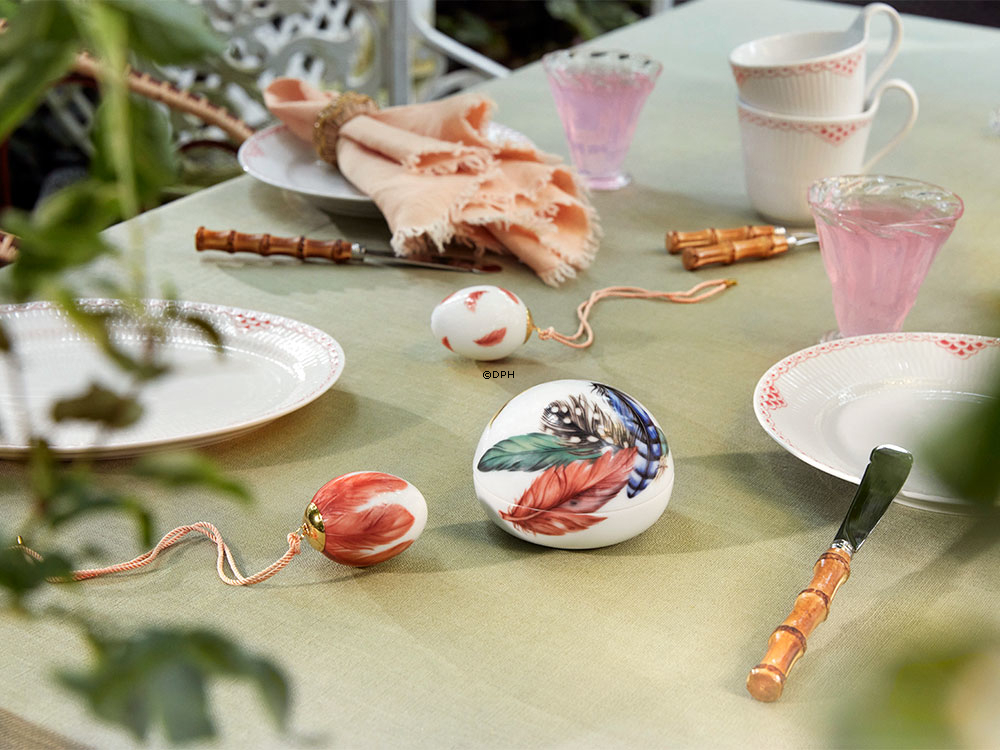 Osterei mit kleine Rotschwanzfedern, Royal Copenhagen Oster 2025