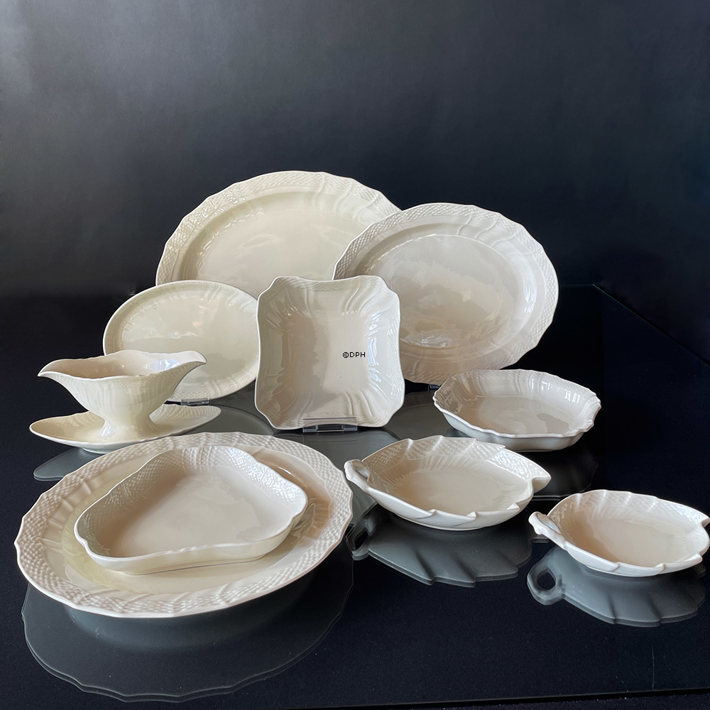 Cremefarbener, gebogener Teller, Royal Copenhagen Josephine Essgeschirr Nr. 11/1522