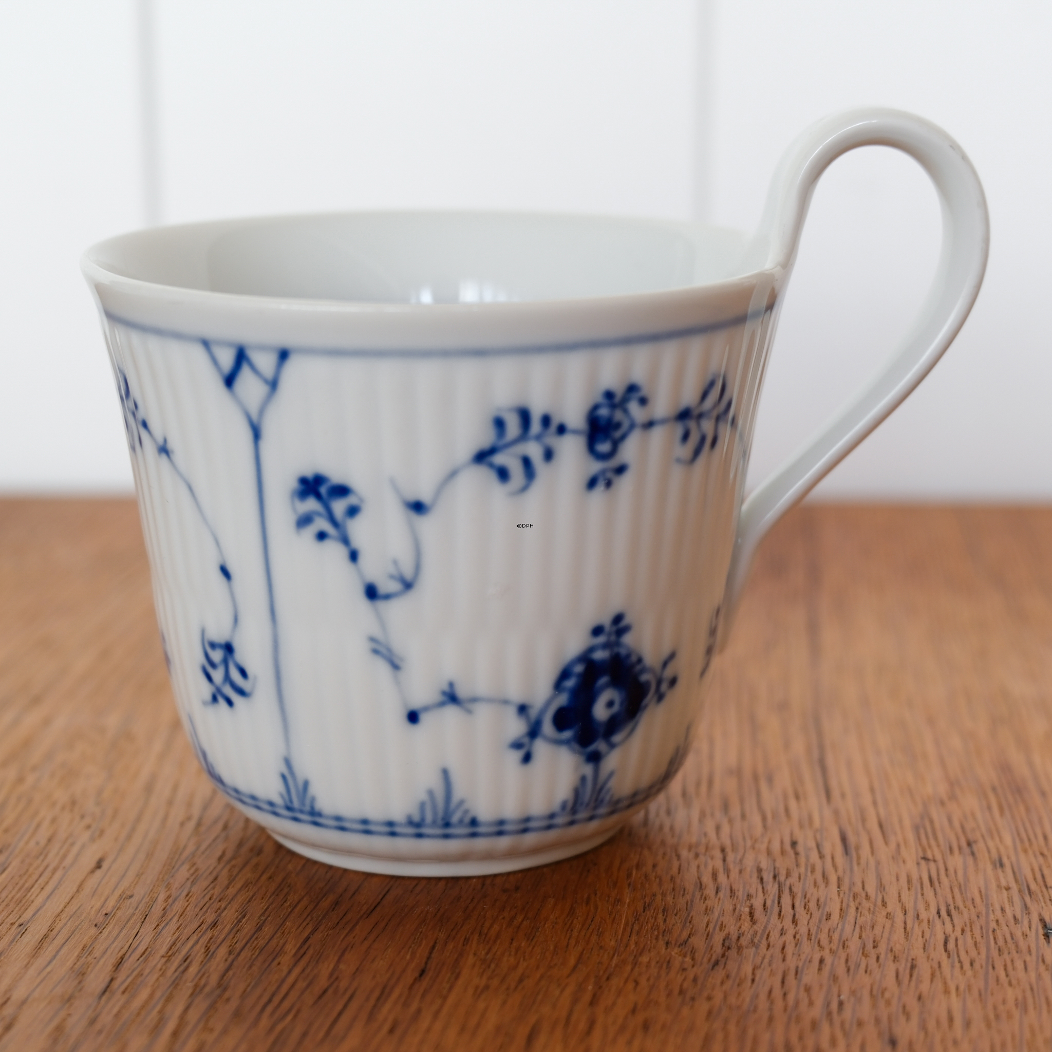 Musselmalet Gerippt, Frühstückstasse mit hohem Henkel OHNE untertasse Nr. 1/72 oder 089, Inhalt 33 cl., Royal Copenhagen