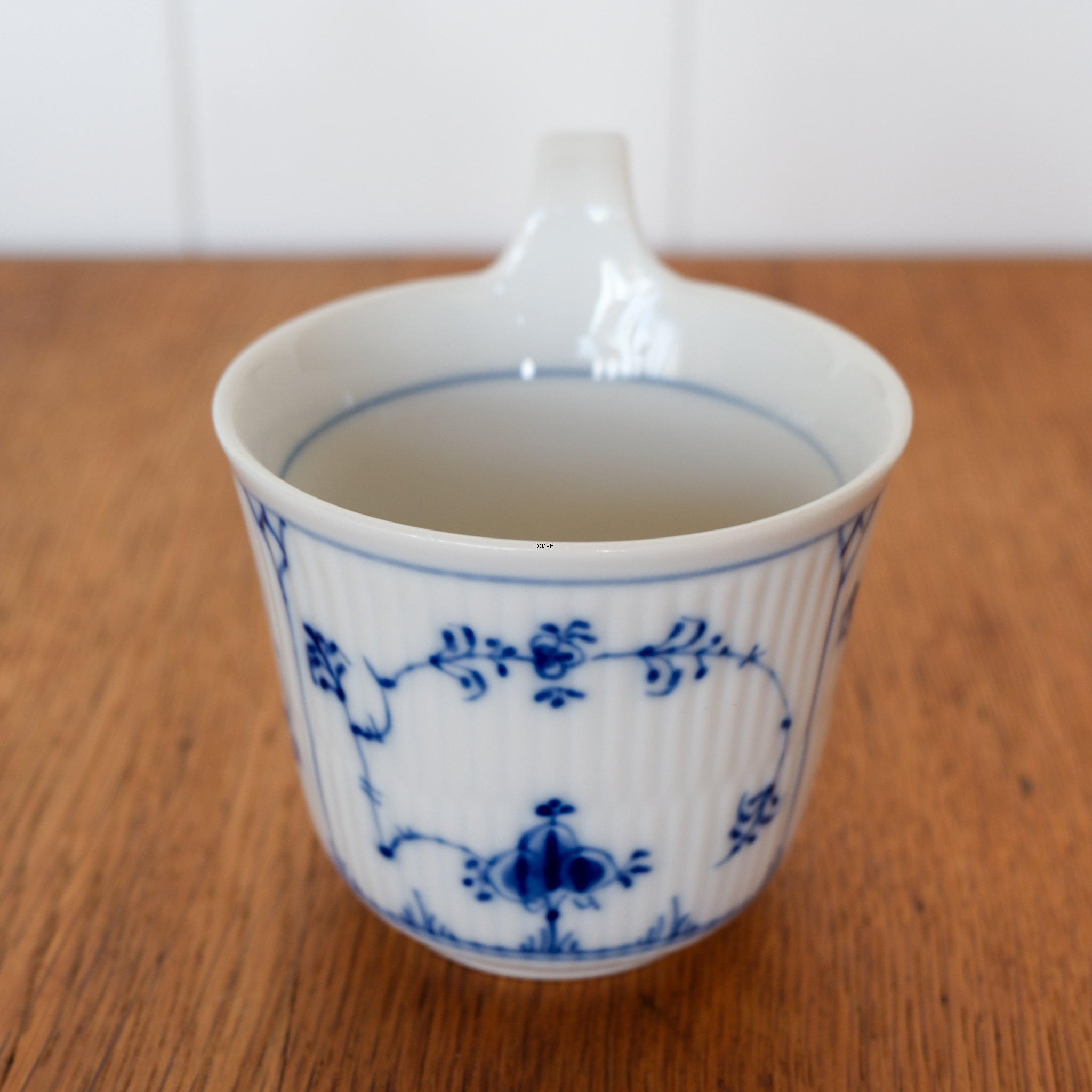Musselmalet Gerippt, Frühstückstasse mit hohem Henkel OHNE untertasse Nr. 1/72 oder 089, Inhalt 33 cl., Royal Copenhagen