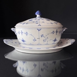 Musselmalet Gerippt, Terrine mit Deckel und Untertasse, Inhalt 200 cl., Royal Copenhagen Nr. 1-214 (Terrine) und 1-217 (Untertasse)