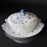 Musselmalet Gerippt, Terrine mit Deckel und Untertasse, Inhalt 200 cl., Royal Copenhagen Nr. 1-214 (Terrine) und 1-217 (Untertasse)