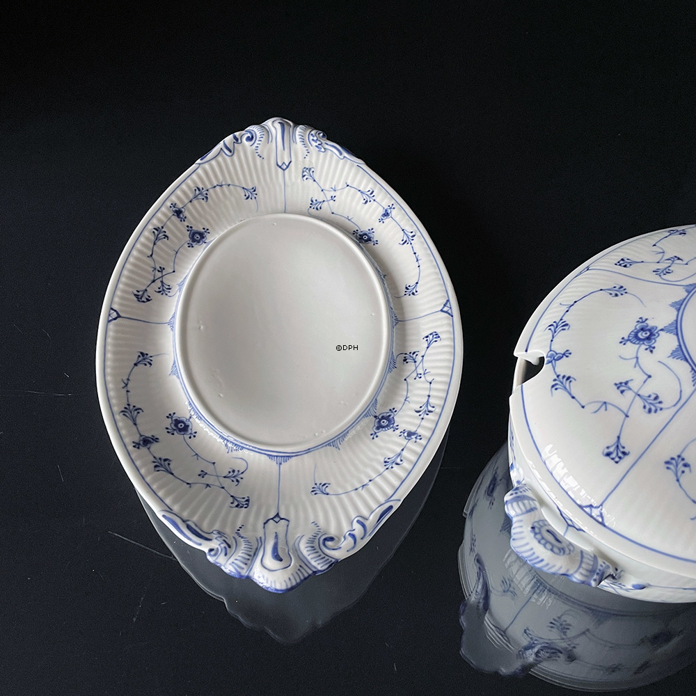 Musselmalet Gerippt, Terrine mit Deckel und Untertasse, Inhalt 200 cl., Royal Copenhagen Nr. 1-214 (Terrine) und 1-217 (Untertasse)