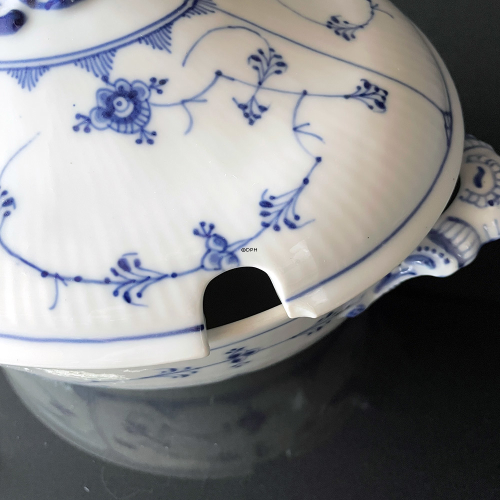 Musselmalet Gerippt, Terrine mit Deckel und Untertasse, Inhalt 200 cl., Royal Copenhagen Nr. 1-214 (Terrine) und 1-217 (Untertasse)