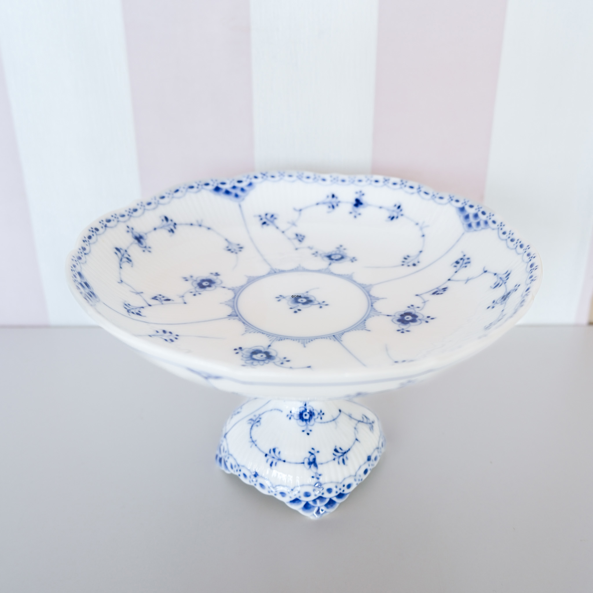 Musselmalet Halbspitze, runde Kuchenplatte auf hohem Fuß Nr. 513, Royal Copenhagen 24 cm