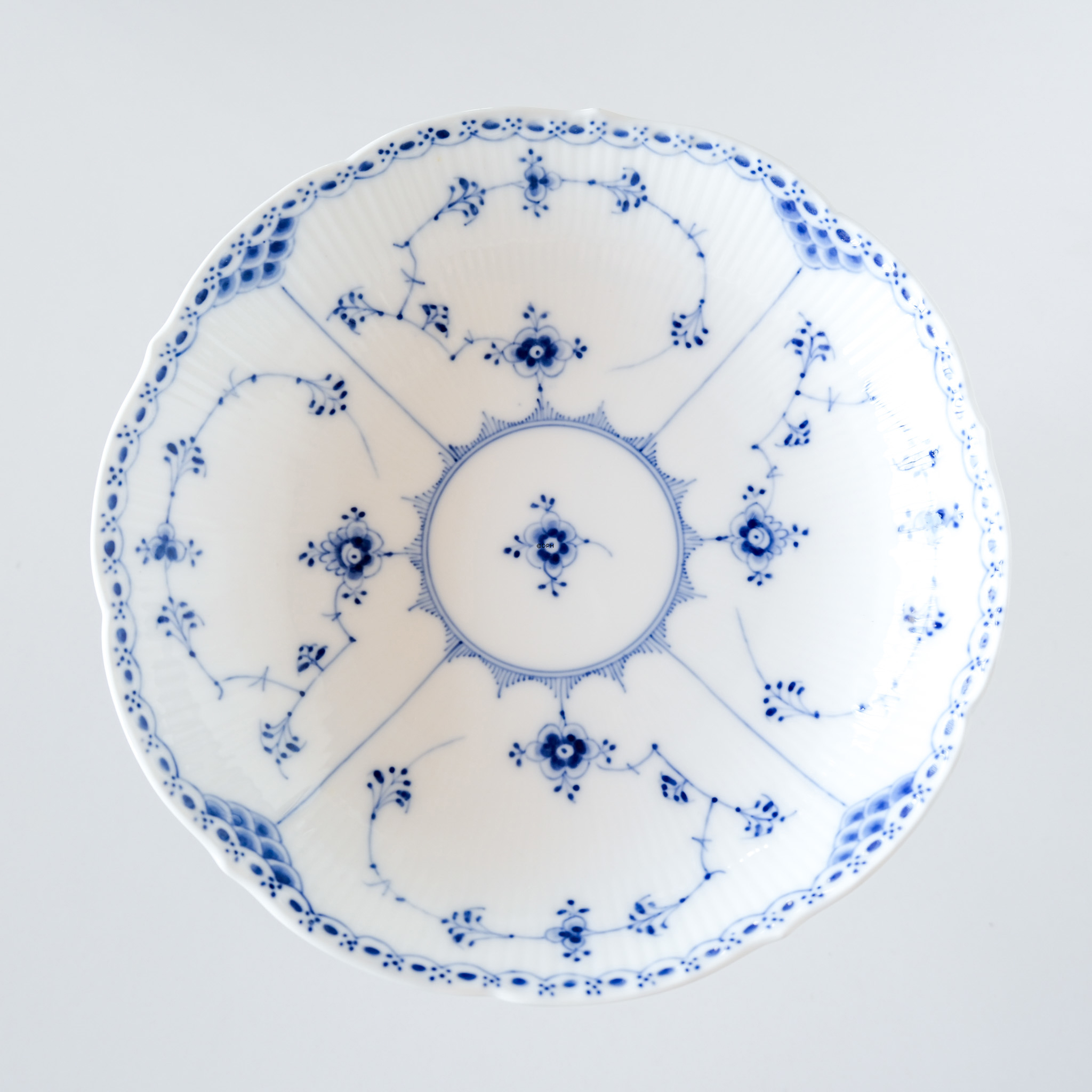 Musselmalet Halbspitze, runde Kuchenplatte auf hohem Fuß Nr. 513, Royal Copenhagen 24 cm