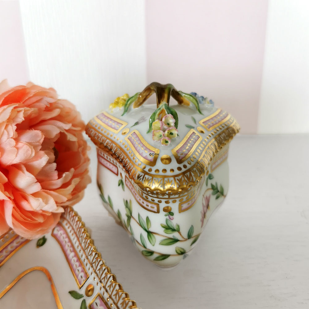 Flora Danica Puddingbecher, dreieckig mit Ständer Nr. 20-3575, Royal Copenhagen