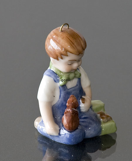 Das Weihnachten der Kinder 2001 Christian, Figurornament, Junge mit Eichhörnchen, Royal Copenhagen