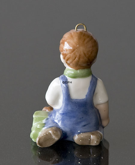 Das Weihnachten der Kinder 2001 Christian, Figurornament, Junge mit Eichhörnchen, Royal Copenhagen