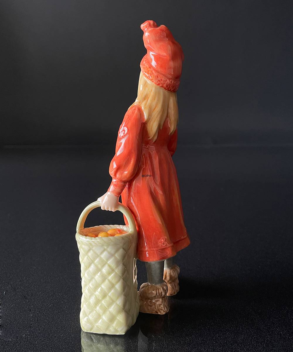 Brita Carl Larsson Figur, stehendes Mädchen mit Sternkerze und Korb mit Äpfeln, Royal Copenhagen Figur Nr. 001
