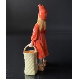 Brita Carl Larsson Figur, stehendes Mädchen mit Sternkerze und Korb mit Äpfeln, Royal Copenhagen Figur Nr. 001