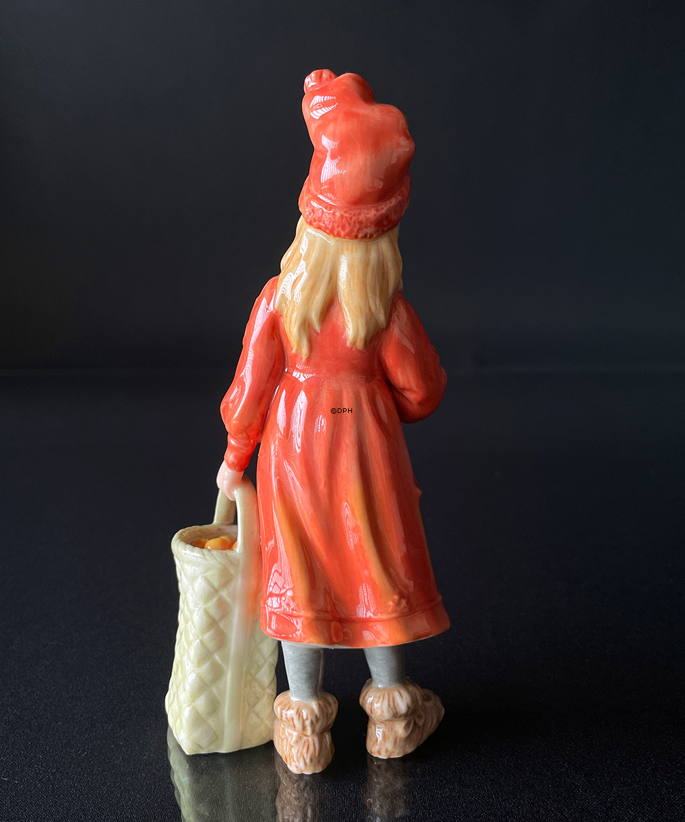 Brita Carl Larsson Figur, stehendes Mädchen mit Sternkerze und Korb mit Äpfeln, Royal Copenhagen Figur Nr. 001