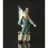 Lisbeth Carl Larsson Figur, Junge stehend mit Schwedische Flagge, Royal Copenhagen Figur Nr. 003