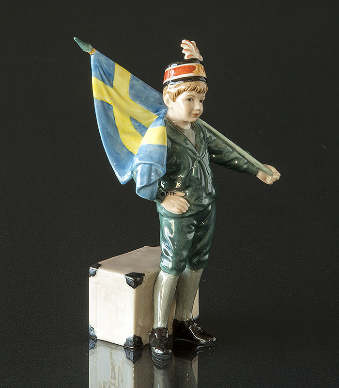 Lisbeth Carl Larsson Figur, Junge stehend mit Schwedische Flagge, Royal Copenhagen Figur Nr. 003