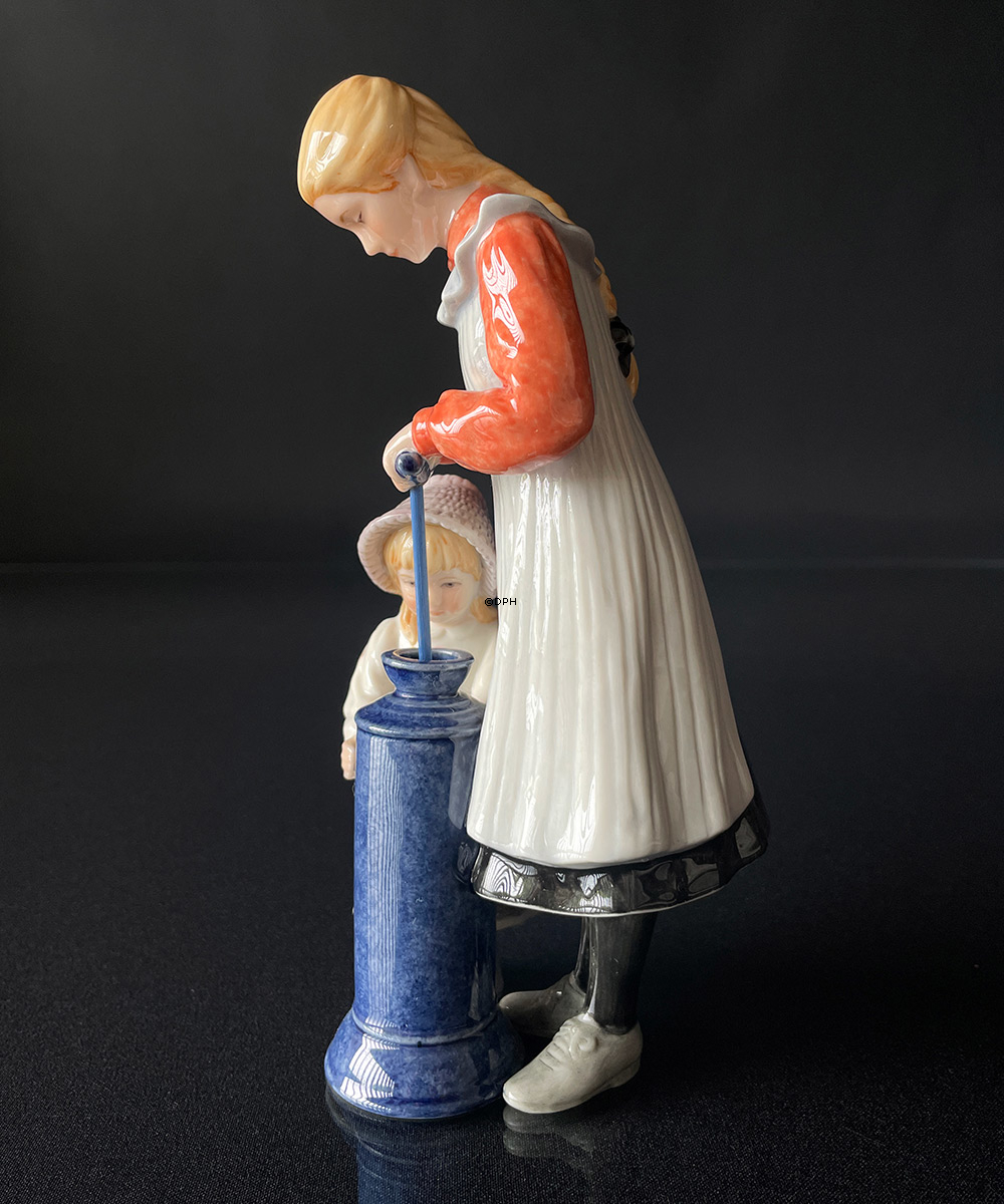 Suzanne & Kersti, Carl Larsson Figur, Mädchen Coring Butter, Royal Copenhagen Figur Nr. 004