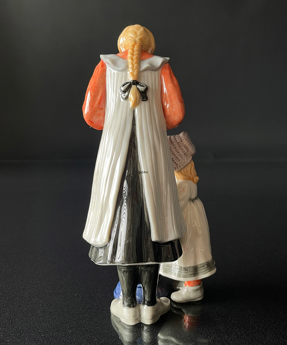 Suzanne & Kersti, Carl Larsson Figur, Mädchen Coring Butter, Royal Copenhagen Figur Nr. 004