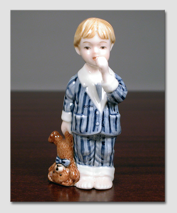 Oscar Junge in Pyjama mit Teddy, Aus der Serie der Mini-Kinder von Royal Copenhagen Nr. 005