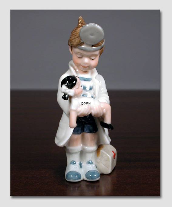 Christian Junge spielt Doktor, aus der Serie der Mini-Kinder von Royal Copenhagen Nr. 006