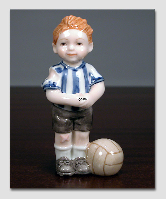 Michael Junge spielt Fußball. Aus der Serie der Mini-Kinder von Royal Copenhagen Nr. 007