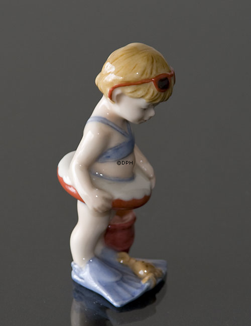 Christina Mädchen im Badeanzug. Aus der Serie der Mini-Kinder von Royal Copenhagen, Figur Nr. 012