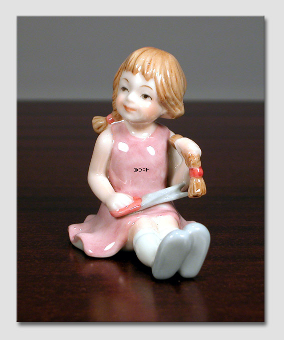Maria Mädchen schneidet ihr Haar. Aus der Serie der Mini-Kinder von Royal Copenhagen, Figur Nr. 013