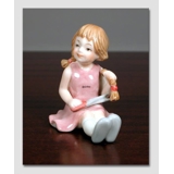 Maria Mädchen schneidet ihr Haar. Aus der Serie der Mini-Kinder von Royal Copenhagen, Figur Nr. 013