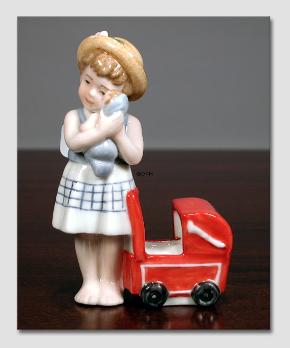 Anna Mädchen mit Puppenwagen von Royal Copenhagen. Aus der Serie von Mini-Kindern von Royal Copenhagen, Figur Nr. 014