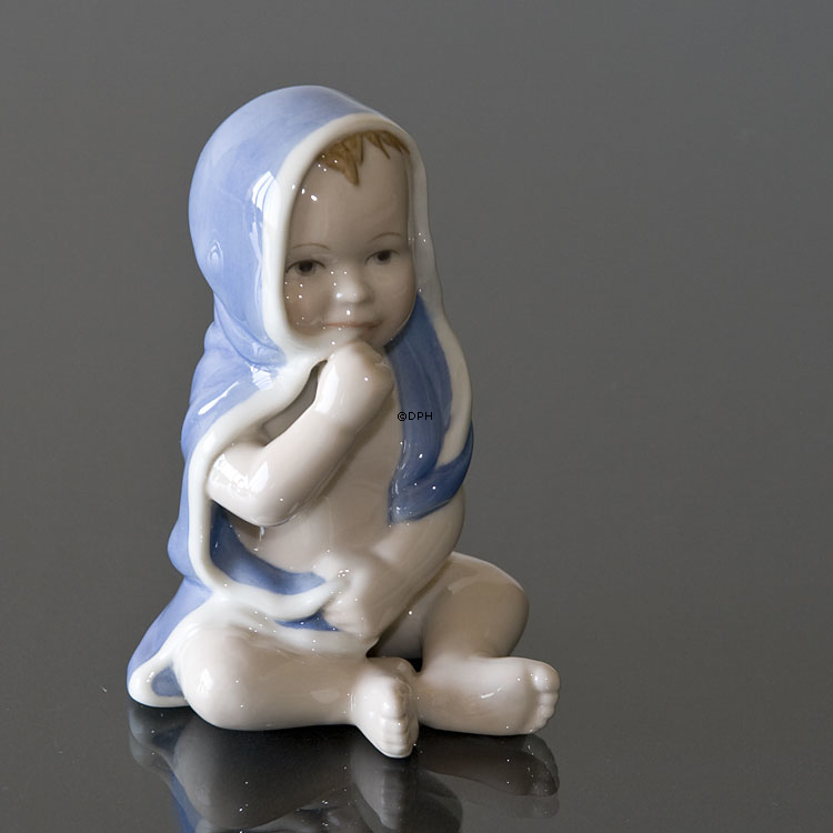 Baby sitzt, Royal Copenhagen Figur Nr. 022