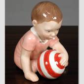 Mädchen mit Ball, Royal Copenhagen Babyfigur
