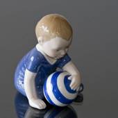 Baby mit Ball, Royal Copenhagen Figur