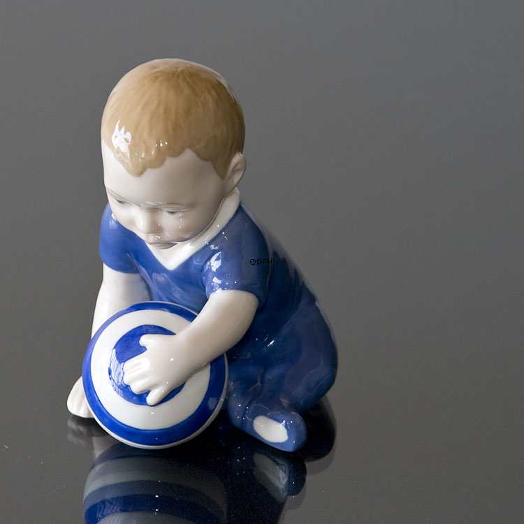 Baby mit Ball, Royal Copenhagen Figur Nr. 024