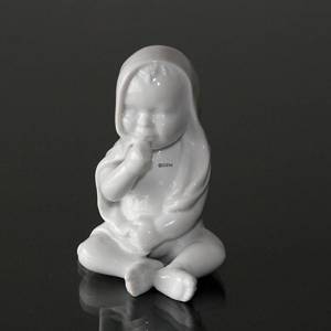 Baby sitzt mit seiner Decke auf dem Kopf, weiße Royal Copenhagen Figur | Nr. 1249028 | Alt. 1249028 | DPH Trading