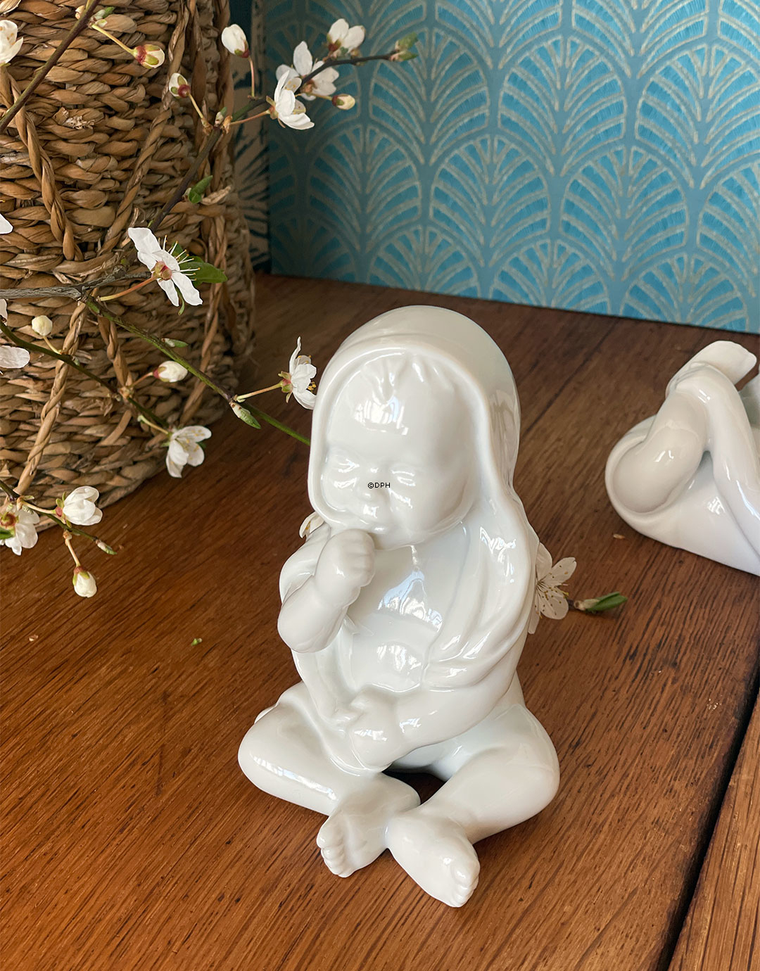 Baby sitzt mit seiner Decke auf dem Kopf, weiße Royal Copenhagen Figur Nr. 028