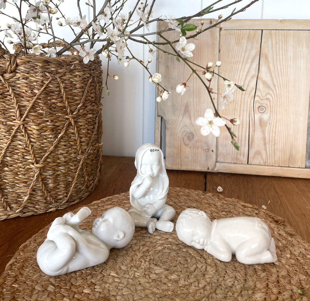 Baby sitzt mit seiner Decke auf dem Kopf, weiße Royal Copenhagen Figur Nr. 028