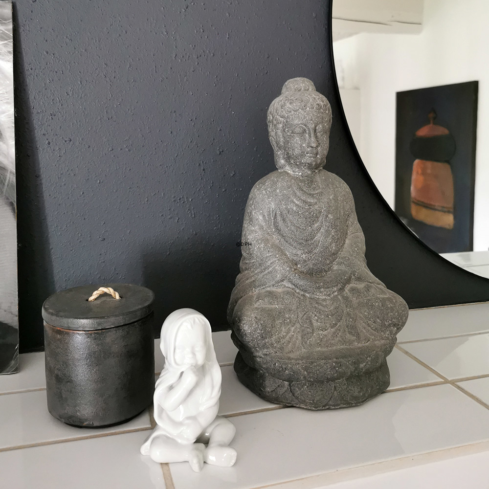 Baby sitzt mit seiner Decke auf dem Kopf, weiße Royal Copenhagen Figur Nr. 028