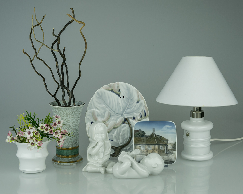 Baby sitzt mit seiner Decke auf dem Kopf, weiße Royal Copenhagen Figur Nr. 028