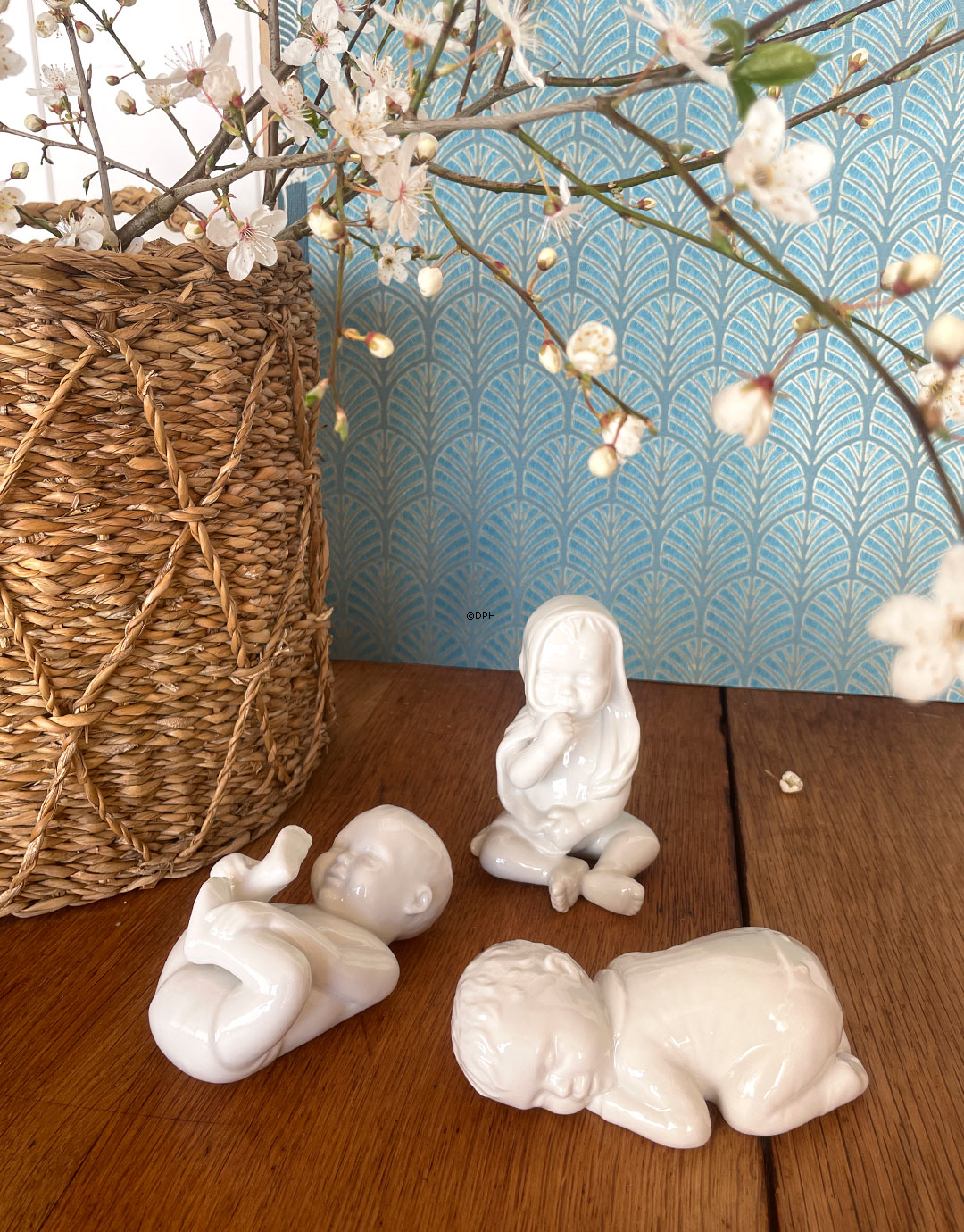 Baby schläft, weiße Royal Copenhagen Figur Nr. 030