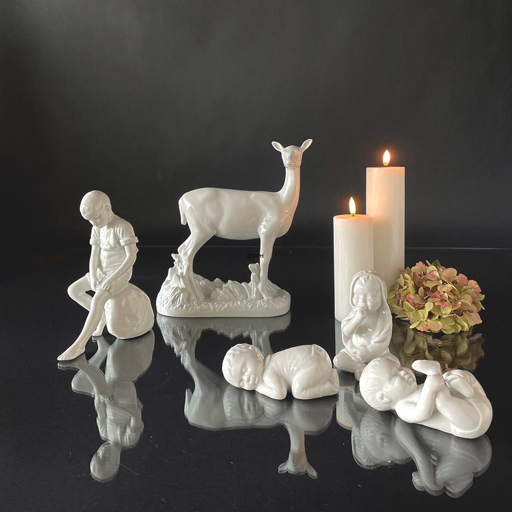 Baby schläft, weiße Royal Copenhagen Figur Nr. 030