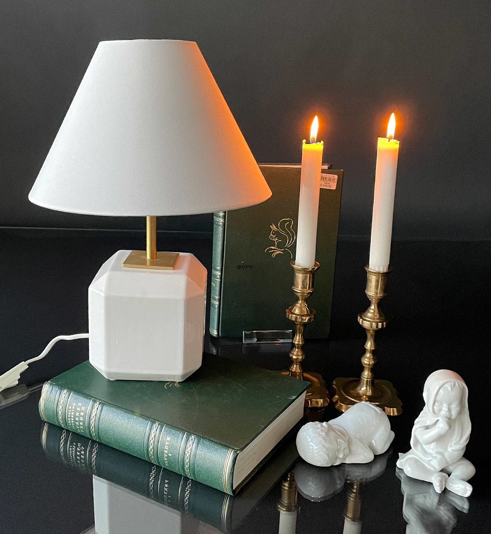 Baby schläft, weiße Royal Copenhagen Figur Nr. 030