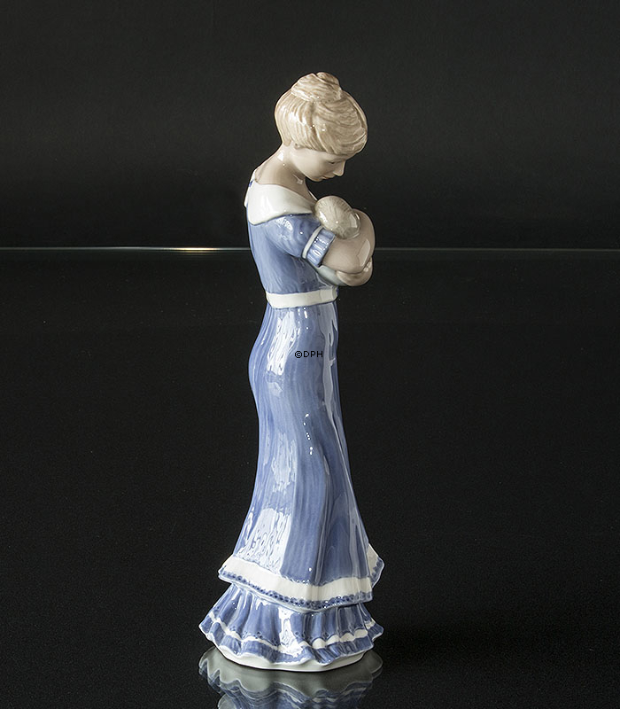 Skandinavische Damen, Frau mit Kind, Royal Copenhagen Figur Nr. 052