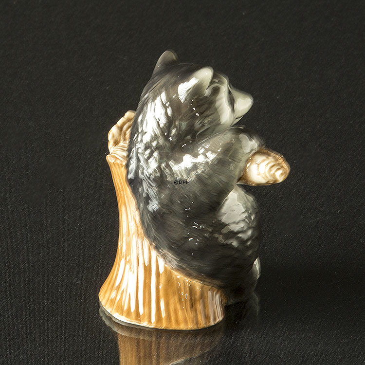 Waschbär klettert, Royal Copenhagen Figur Nr. 054