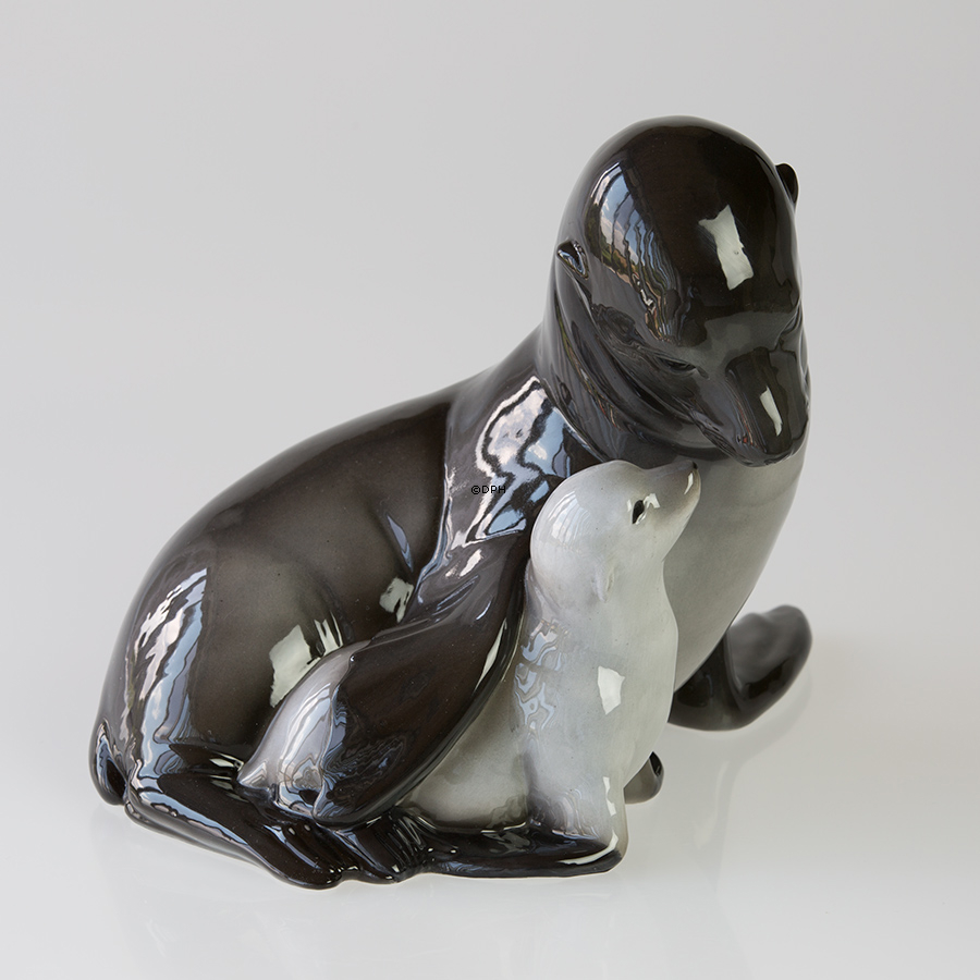 Siegel mit Welpe, Royal Copenhagen Figur Nr. 090