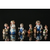 Troll, kleine Schwester mit Frosch, Royal Copenhagen Figur Nr. 098