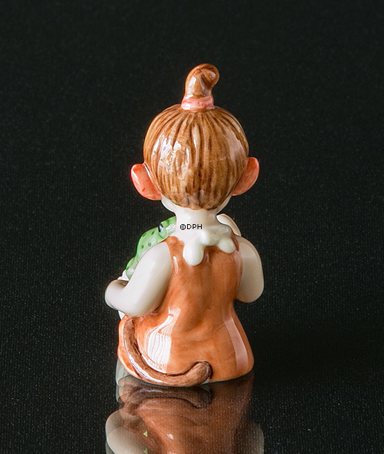 Troll, kleine Schwester mit Frosch, Royal Copenhagen Figur Nr. 098