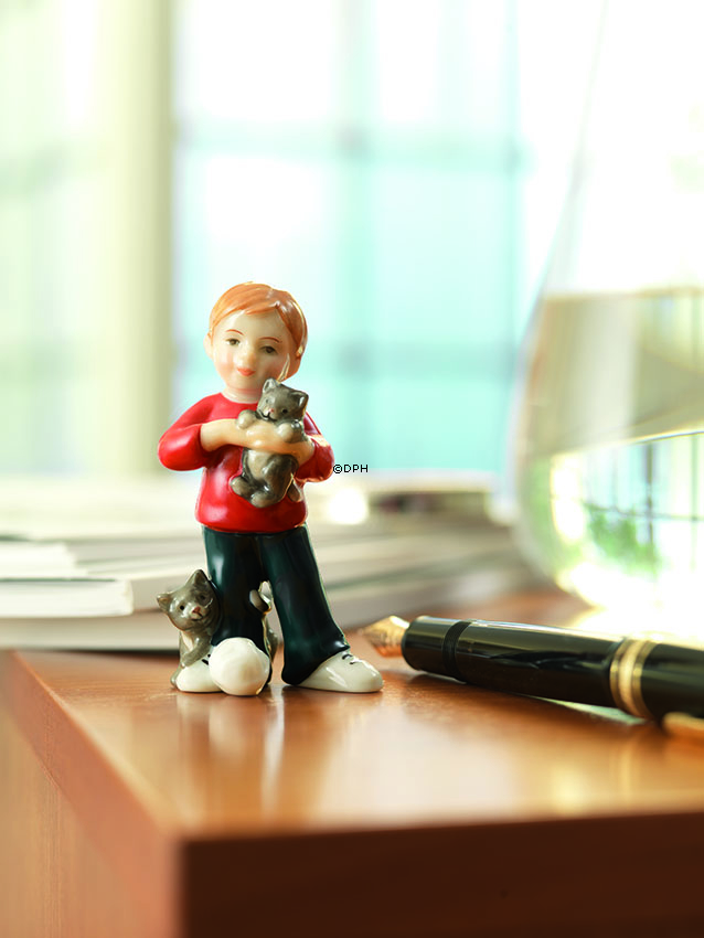 Junge steht mit Kätzchen, Minifigur Royal Copenhagen Nr. 123