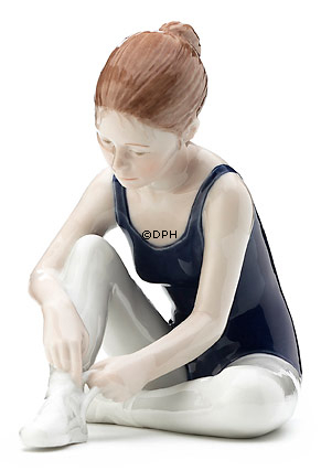 Ballerina sitzt und bindet ihre Schuhe, Royal Copenhagen Figur Nr. 134